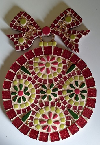 Boule de Noël décorée en mosaïque avec des céramiques, des précieux et de la crackle 